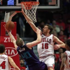 Pau Gasol cumple los 1.000 partidos en la NBA AFP / JONATHAN DANIEL Pau Gasol con el dorsal número 16 placa a Cody Zeller de los Charlotte Hornets.-AFP