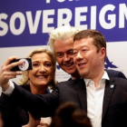 Le Pen, Okamura y Wilders se hacen una foto en Praga.-REUTERS / DAVID W. CERNY