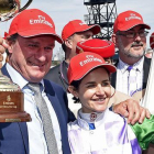 La amazona Michelle Payne y su entrenador, Darren Weir, tras ganar la Copa Melbourne de hípica con el caballo Prince of Penzance.-AP / ANDY BROWNBILL