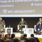 De izquierda a derecha, el alcalde de Santiago, Martiño Noriega; el presidente de la Xunta, Alberto Núñez Feijóo; y el presidente de la Asociación Española de Directivos, Juan Alcaraz.-EL PERIÓDICO