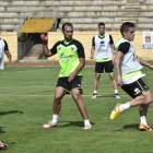 Marc Pedraza se prepara para golpear el balón durante el entrenamiento de ayer.-VALENTÍN GUISANDE