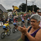 Los espectadores saludan el paso del Tour, durante la séptima etapa de la ronda francesa 2018.-/ MARCO BERTORELLO