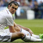 Gareth Bale se duele de su gemelo izquiero durante el Madrid-Málaga de Liga.-Foto: EFE / ALBERTO MARTÍN