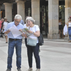 Unos turistas consultan los folletos informativos en El Collado.-Valentín Guisande