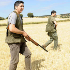 Dos cazadores rastrean un campo en busca de piezas. / VALENTÍN GUISANDE-