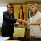 La consejera de Economía y Hacienda, Pilar del Olmo, y el vicepresidente del Banco Europeo de Inversiones (BEI), Román Escolano, firman un préstamo-ICAL