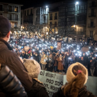 La plaza Mayor de Soria, iluminada por los móviles durante la lectura del manifiesto contra la guerra en Ucrania. GONZALO MONTESEGURO