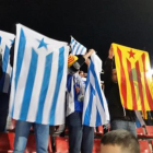 Aficionados del Espanyol con esteladas-/ PERIODICO