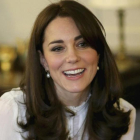 Kate Middleton, la duquesa de Cambridge, fue portada en toples de la revista 'Closer' en el 2012.-REUTERS