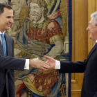 El Rey saluda a Pedro Quevedo, portavoz de Nueva Canarias, en la tercera ronda de consultas.-EFE