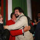El candidato de IU a la Junta, José Sarrión, recibe felicitaciones tras el escrutinio de los votos en las elecciones autonómicas y municipales 2015-Ical