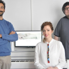 Angel Yorca, Marián Sánchez y David Ríos, integrantes del equipo de Método Sancal, posan con un piano conectado a la plataforma-EL MUNDO