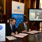 Bilbao y Mínguez firman el acuerdo para la llegada de la muestra.-ÁLVARO MARTÍNEZ