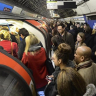 Pasajeros en el metro de Londres.-ANDY RAIN