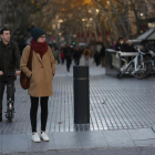 El Ayuntamiento de Barcelona ya ha instalado, en la Rambla, los primeros bolardos que impiden el acceso de vehículos.-/ ALBERT BERTRAN