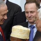 Netanyahu (izquierda) y Abás se saludan en la conferencia sobre cambio climático de la ONU, en Le Bourget, en las afueras de París, el 30 de noviembre del 2015.-AP / MARTIN BUREAU