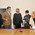 Vidal Gil, Víctor Mateo, Luis Giménez, Ana Romero y María José López tras la firma del documento reivindicativo.-VALENTÍN GUISANDE