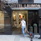 Dos turistas entrando en un hotel de Barcelona.-ARCHIVO / FERRAN NADEU