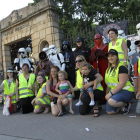 Voluntarios y niños fotografiándose junto a los personajes de ‘Star Wars’.-DIEGO MAYOR