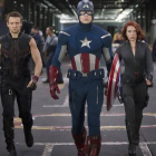 Jeremy Renner,  Chris Evans y Scarlett Johansson, como Ojo de Halcón, el Capitán América y la Viuda Negra, en 'Los Vengadores'.-