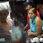 Compras en un mercado de abastos en Caracas.-EFE / CRISTIAN HERNANDEZ