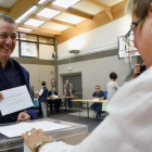 El lendakari, Iñigo Urkullu, vota en su colegio electoral de Durango (Vizcaya).-EFE / MIGUEL TONA
