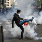 Un manifestante en Lyon en la jornada de protesas contra las propuestas del Gobierno francés.-AP / LAURENT CIPRIANI