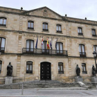 Fachada del Palacio Provincial. / VALENTÍN GUISANDE-