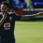 Neymar se entrena con sus compañeros para enfrentar los amistosos FIFA antes de iniciarse la Copa América en Brasil.-AP