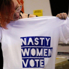 Bob Bland, una de las impulsoras de la campaña de las 'mujeres asquerosas', enseña una camiseta con su lema, en Nueva York.-BRENDAN MCDERMID / REUTERS