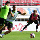 El portero Aitor Fernández será la única novedad en el once del Numancia que hoy se mida al Córdoba.-Álvaro Martínez