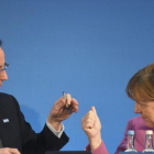 El 'premier' británico, David Cameron, y Merkel, en una cumbre sobre Siria, el pasado febrero en Londres.-REUTERS / ARCHIVO