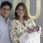 Francisco Rivera y Lourdes Montes posan con su hija Carmen, a las puertas del hospital donde nació en Sevilla, el pasado agosto.-EFE / JOSÉ MANUEL VIDAL