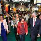 La vicepresidenta del Gobierno, Soraya Sáenz de Santamaría, y el delegado especial del Estado en el Consorci de la Zona Franca de Barcelona, Jordi Cornet, en la clausura de la feria SIL del 2016.-NACHO VAQUERO