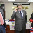 Responsables de Foes y de la oficina de innovación poniéndose gafas de montura de colores. / V.G.-