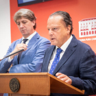 El alcalde de Soria, Carlos Martínez, y el presidente del Consejo de Cuentas, Mario Amilivia. GONZALO MONTESEGURO