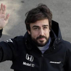 Fernando Alonso saluda durante los ensayos de finales de febrero en el circuito de Montmeló, antes de sufrir el accidente.-Foto: EFE / ALBERTO ESTÉVEZ