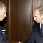 Zhinirovski saluda a Putin, en un encuentro en el 2004.-AFP