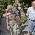 El 'expresident' Jordi Pujol sale a pasear con su esposa, Marta Ferrusola, el pasado 8 de agosto en Queralbs.-Foto: ROBIN TOWNSEND / EFE