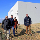 El equipo humano de la bodega, (de i. a d.) Teodoro, Juan Manuel, Saray y Roberto Recio, camina entre dos líneos. Abajo, depósitos de elaboración.-M. T.