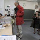 En la imagen de archivo los ciudadanos ejercen su derecho al voto en las pasadas elecciones. / FERNANDO SANTIAGO-