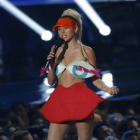 Miley Cyrus, con un vestido de Agatha Ruiz de la Prada que simula una cara con unos ojos a modo de top y unos 'shorts' en forma de boca, en la gala de los 'MTV Video Music Awards' en Los Ángeles.-