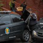 Agentes de inteligencia se llevan pertenencias de la exfiscal general Ortega Díaz tras registrar su domicilio, en el edificio La Cañada, en Caracas, el 16 de agosto.-EFE / CRISTIAN HERNÁNDEZ