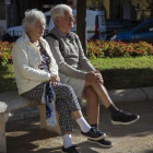 Dos pensionistas sentados en un banco, en Valencia, en una imagen de archivo.-MIGUEL LORENZO