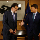 Mariano Rajoy y Albert Rivera se saludan al inicio de su encuentro, en el Congreso.-AGUSTÍN CATALÁN