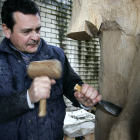 El escultor Amancio González trabaja en una nueva obra en la localidad leonesa de Barrio de Nuestra Señora. Carlos S. Campillo / ICAL-