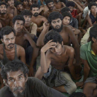 Inmigrantes rohingyas, una minoría que las Naciones Unidas considera apátrida, descansan tras ser rescatados.-Foto: STR / EFE