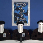 Tres militanes de ETA, durante la lectura de la declaración. / Ical-