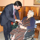 Pardo dialoga con una anciana durante su visita a Los Milagros. /EVA SÁNCHEZ-