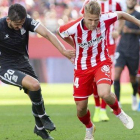 El partido entre el Girona y el Alcorcón se disputó con el balón rosa.-JOAN CASTRO/ICONNA